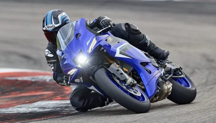 Yamaha R9 Resmi Meluncur: Spek Gahar Mesin 3 Silinder Siap Gebrak Jalanan!