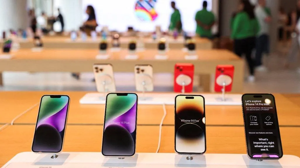 Apple Hancur Lebur, Penjualan iPhone Makin Terpuruk di 2025