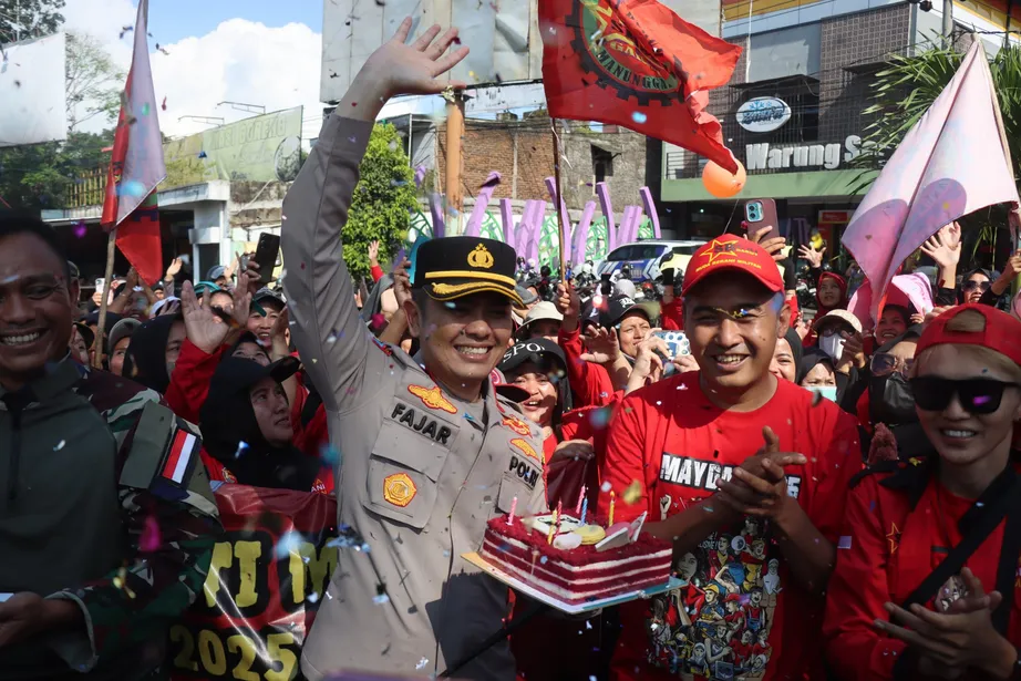 Sinergitas TNI-Polri dan Pemkab Garut Rayakan May Day dengan Kejutan Kue Ulang Tahun untuk Buruh