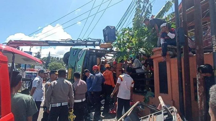 Tragedi Bus ALS di Padang Panjang: 12 Tewas akibat Rem Blong, Sopir Koma