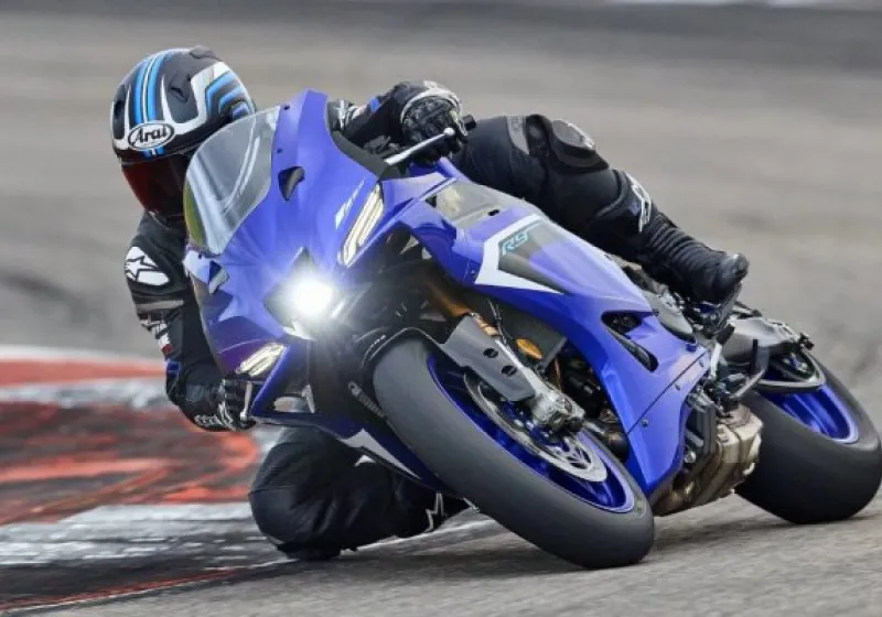 Yamaha R9 Resmi Meluncur: Spek Gahar Mesin 3 Silinder Siap Gebrak Jalanan!