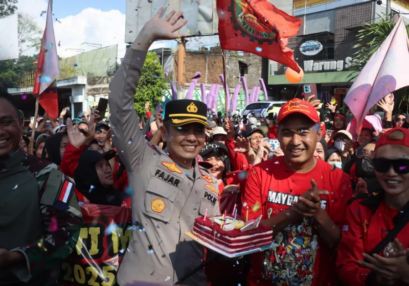 Sinergitas TNI-Polri dan Pemkab Garut Rayakan May Day dengan Kejutan Kue Ulang Tahun untuk Buruh